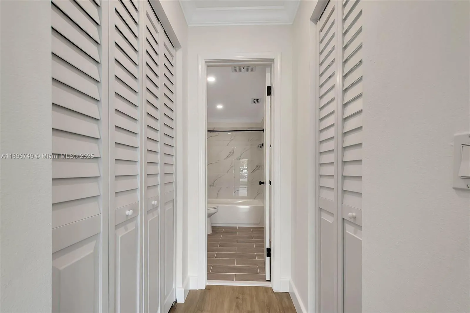 Miami, Florida 33143, United States, 1 Bedroom Bedrooms, ,1 BathroomBathrooms,Residential,Active,229241