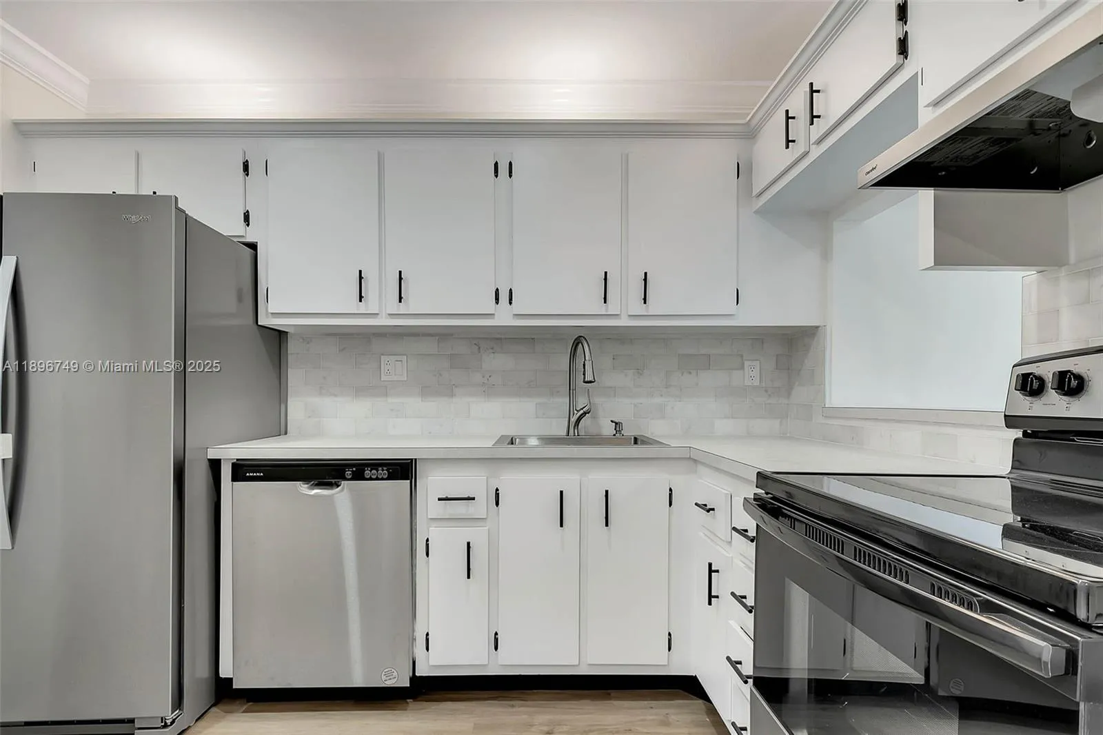 Miami, Florida 33143, United States, 1 Bedroom Bedrooms, ,1 BathroomBathrooms,Residential,Active,229241