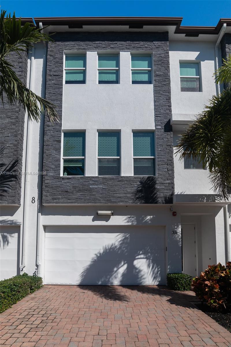 POINTE @ MIDDLE RIVER - Residential