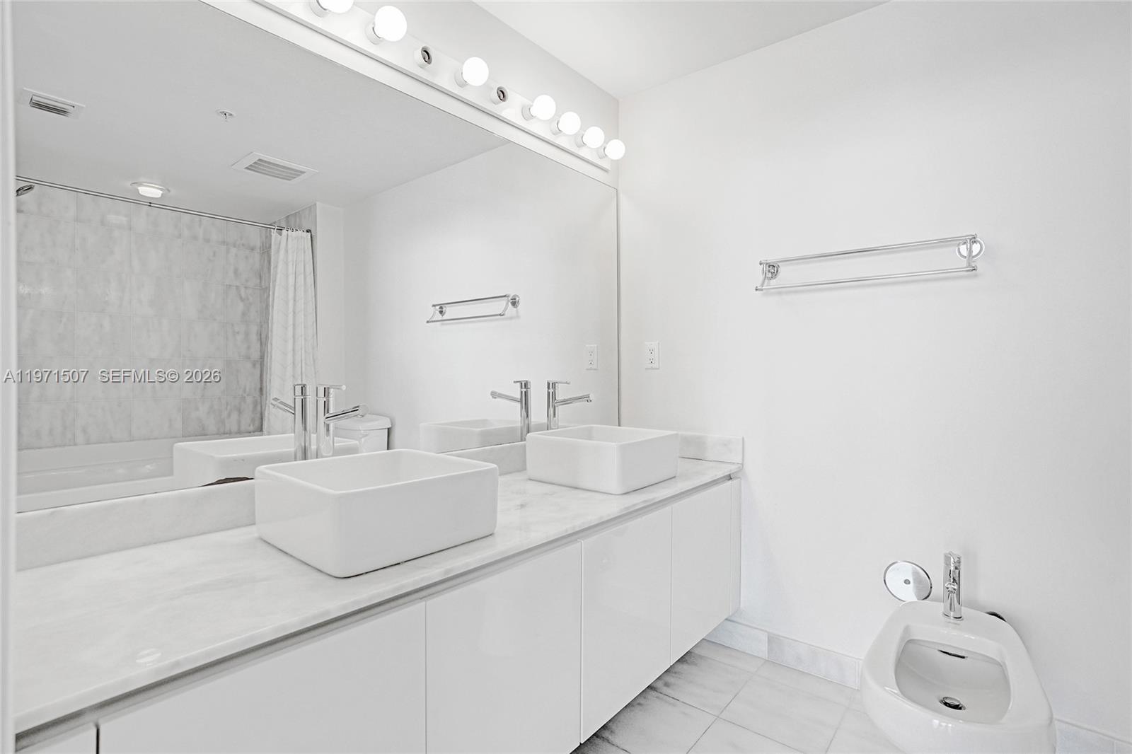 BLUE CONDO - Residential