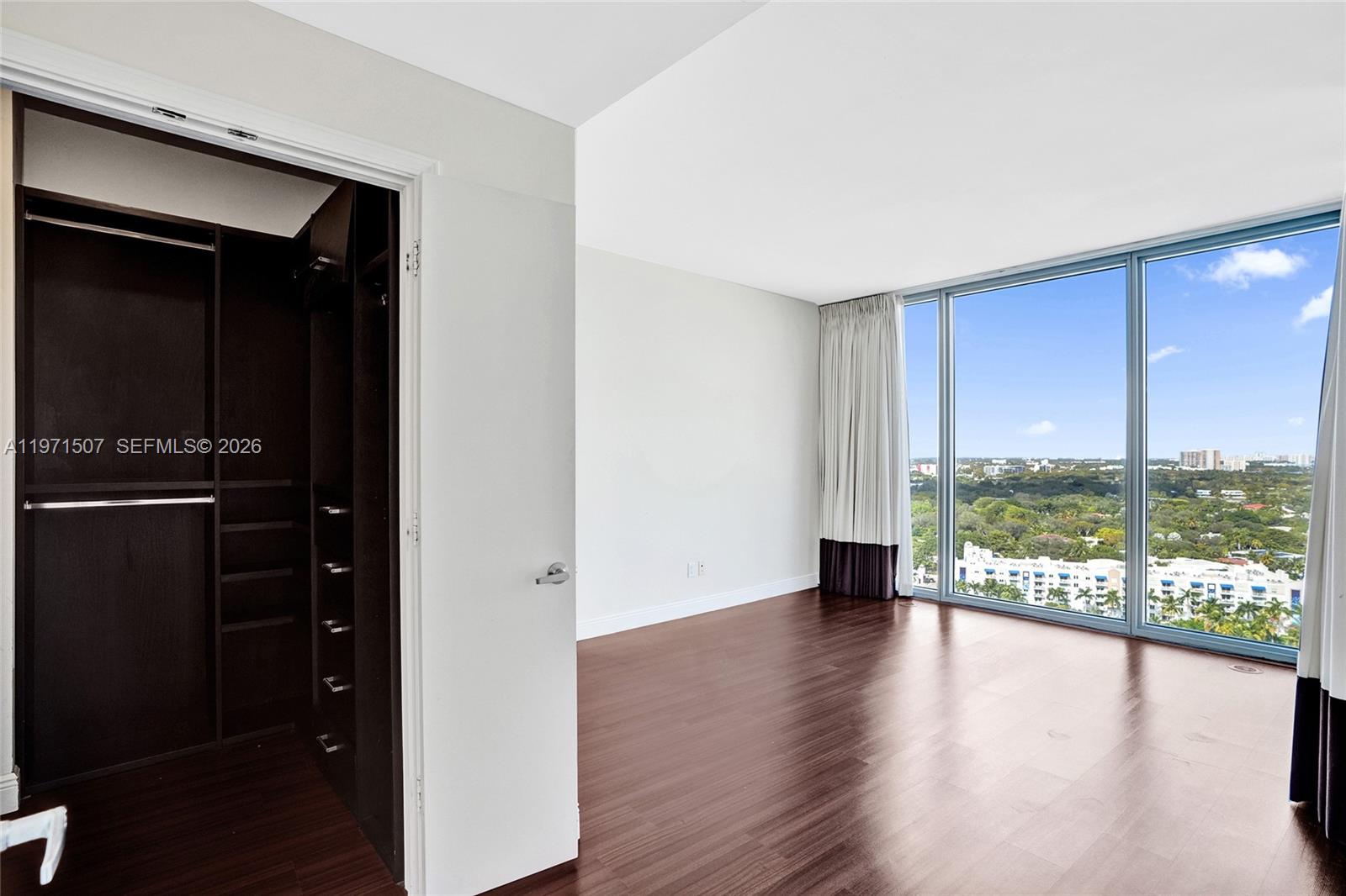 BLUE CONDO - Residential