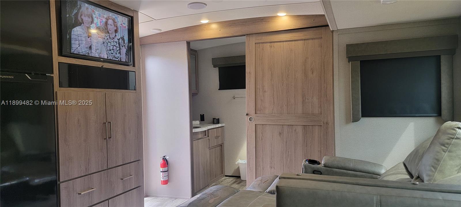 VENETIAN ACRES - Residential Lease