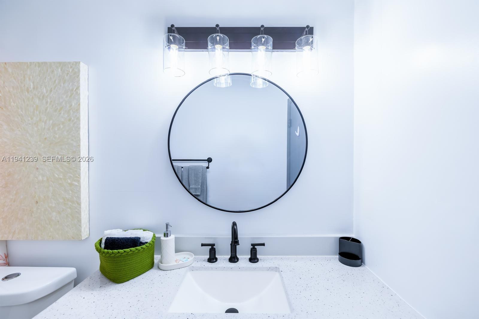 HOLLYWOOD HILLS - Residential