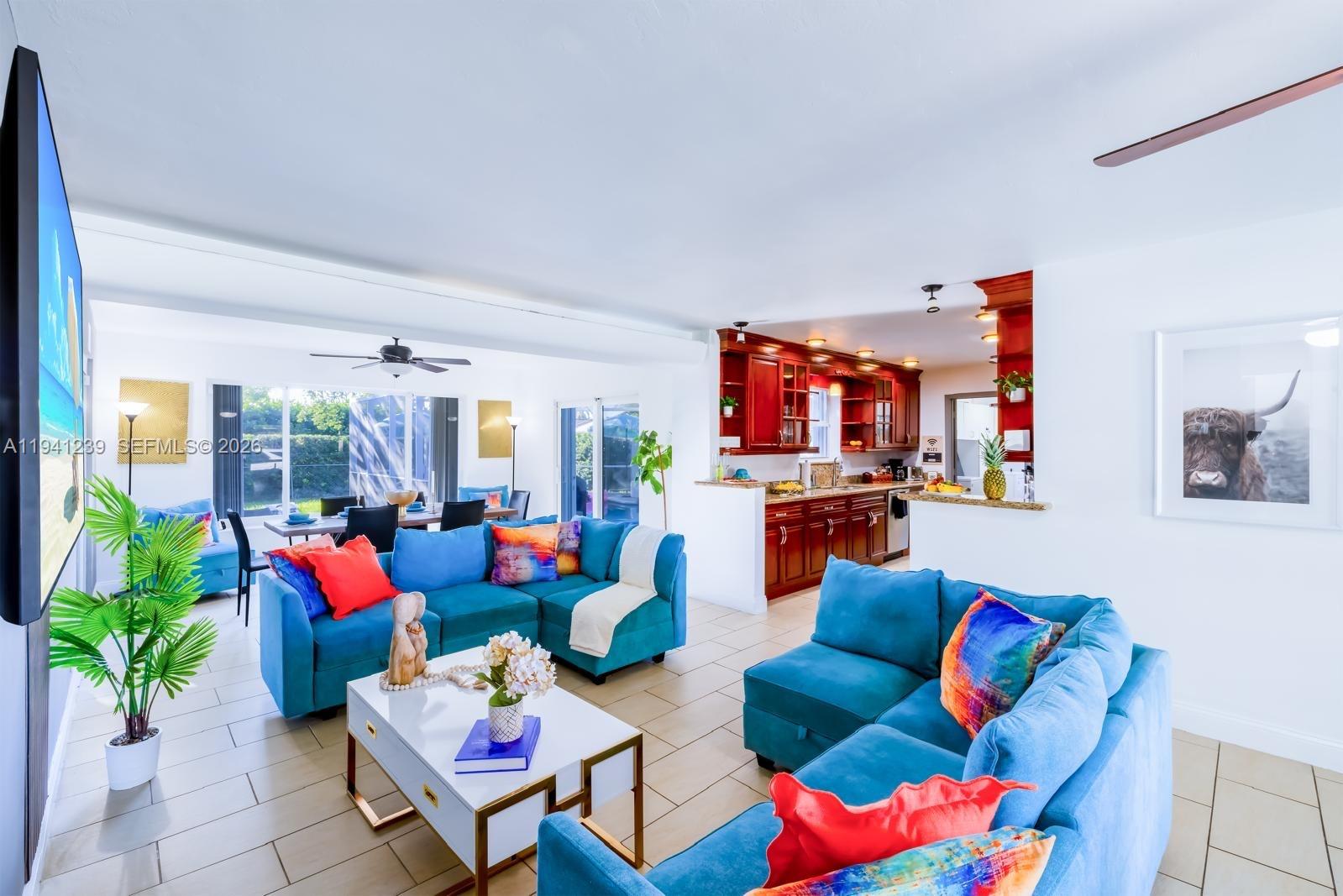 HOLLYWOOD HILLS - Residential