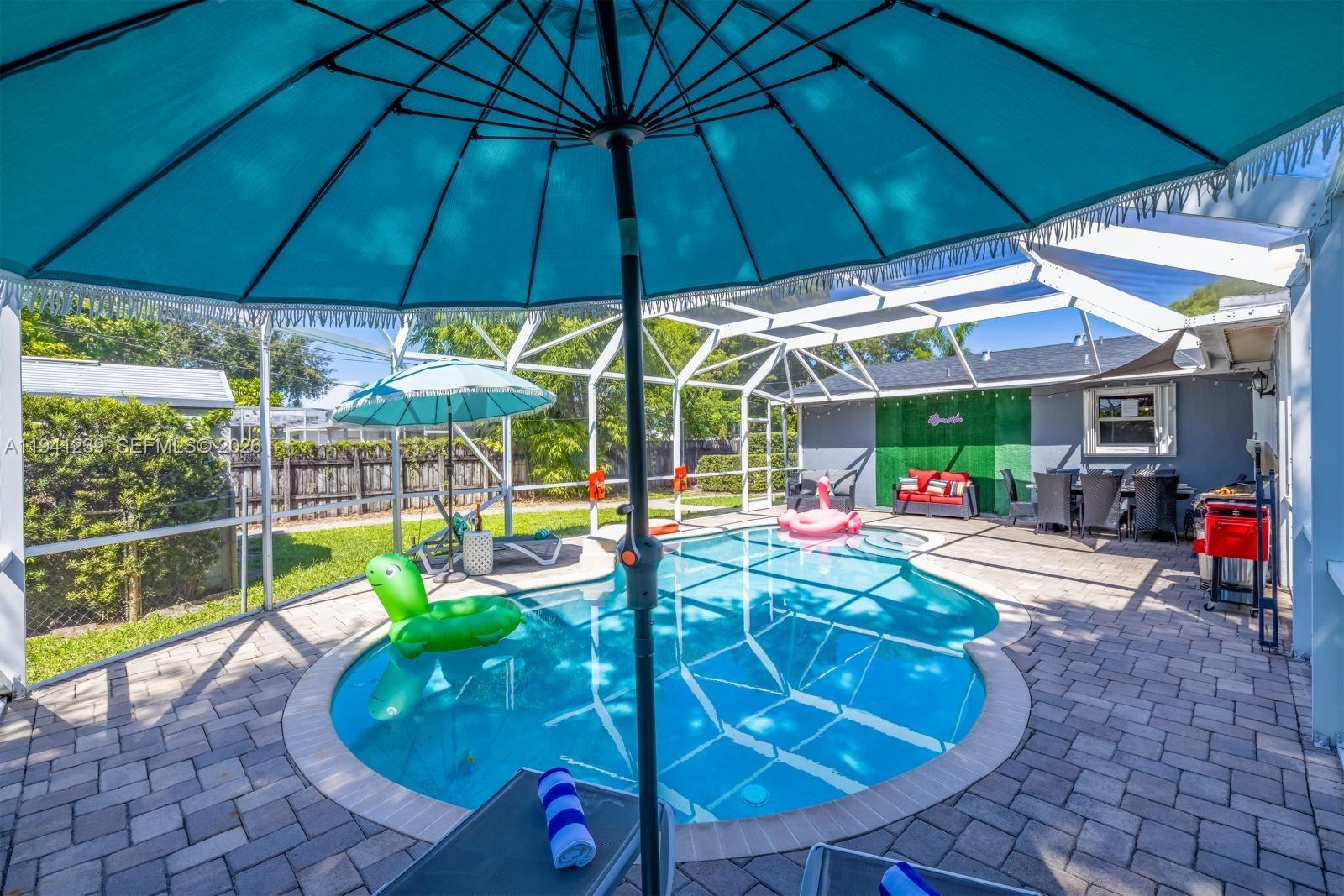 HOLLYWOOD HILLS - Residential