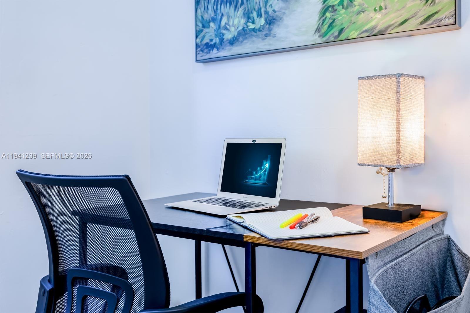 HOLLYWOOD HILLS - Residential