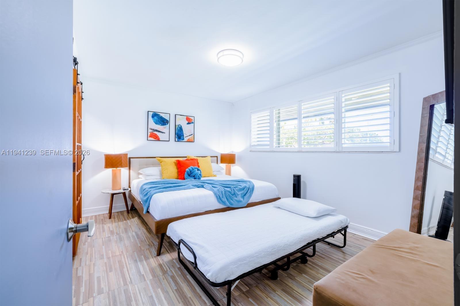 HOLLYWOOD HILLS - Residential