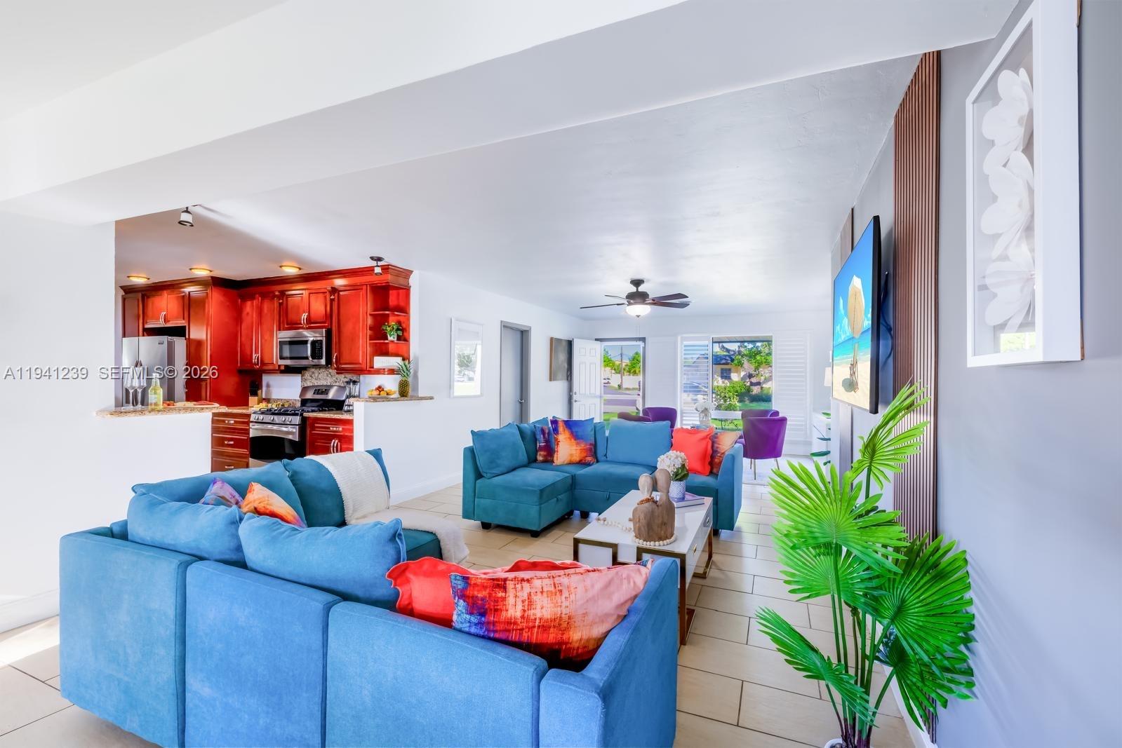 HOLLYWOOD HILLS - Residential