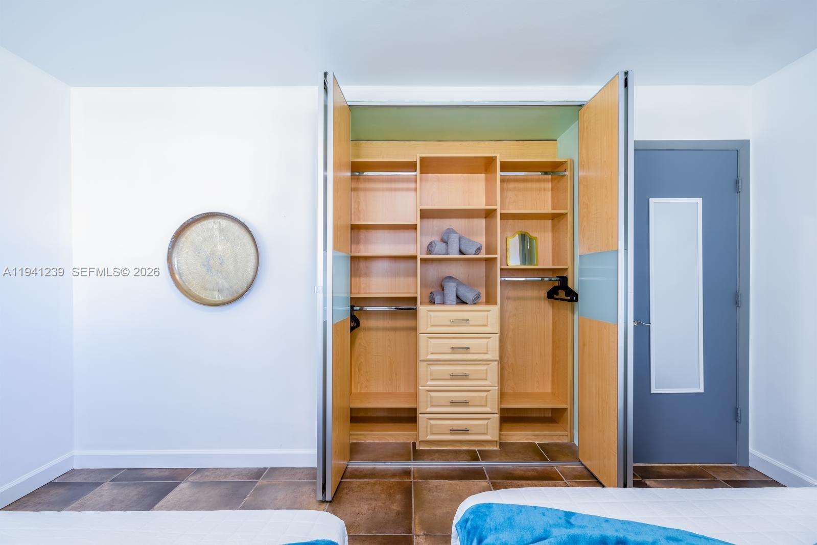 HOLLYWOOD HILLS - Residential