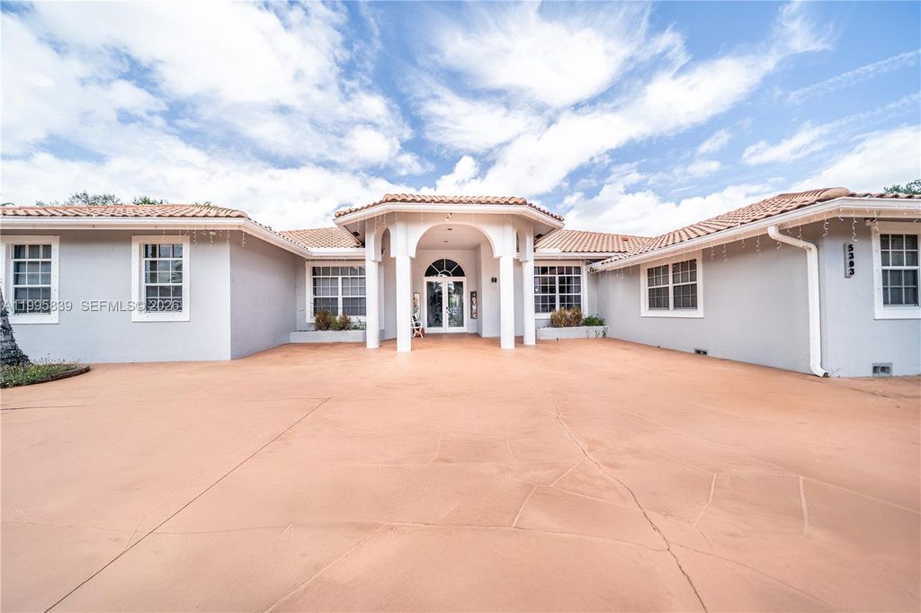 Photo of 5303 SW 111th Ter, Davie, FL 33328 (MLS # A11995839)