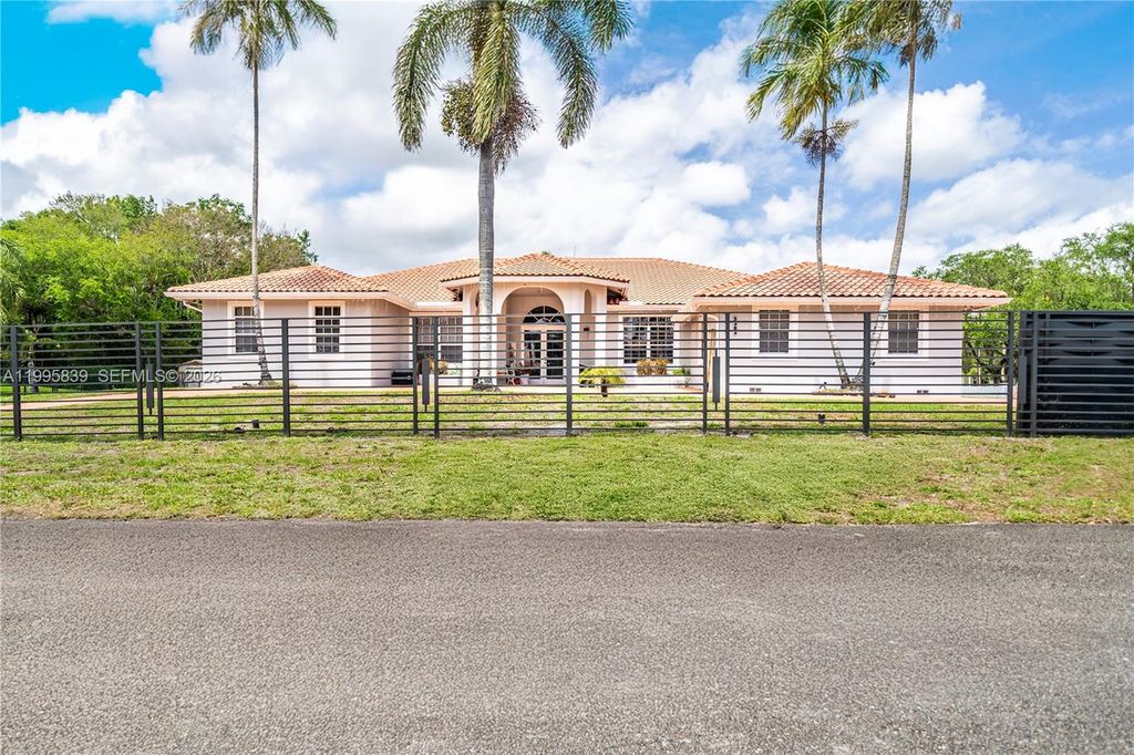 Photo of 5303 SW 111th Ter, Davie, FL 33328 (MLS # A11995839)