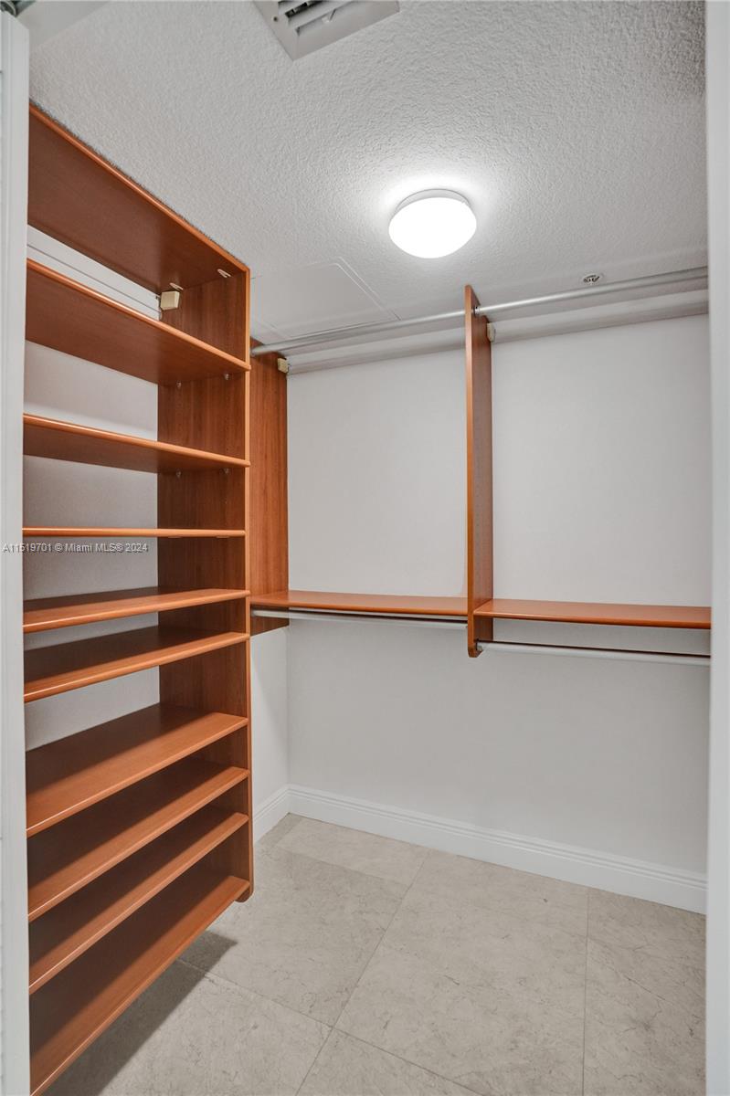1800 CLUB CONDO - Residential Lease