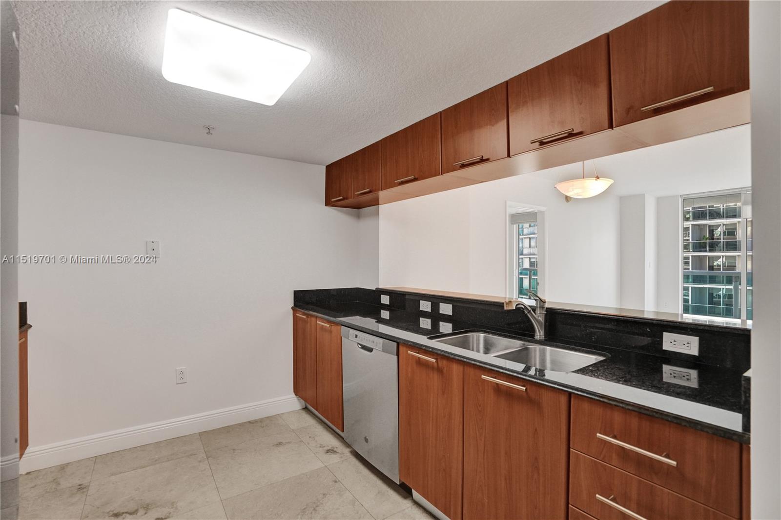 1800 CLUB CONDO - Residential Lease