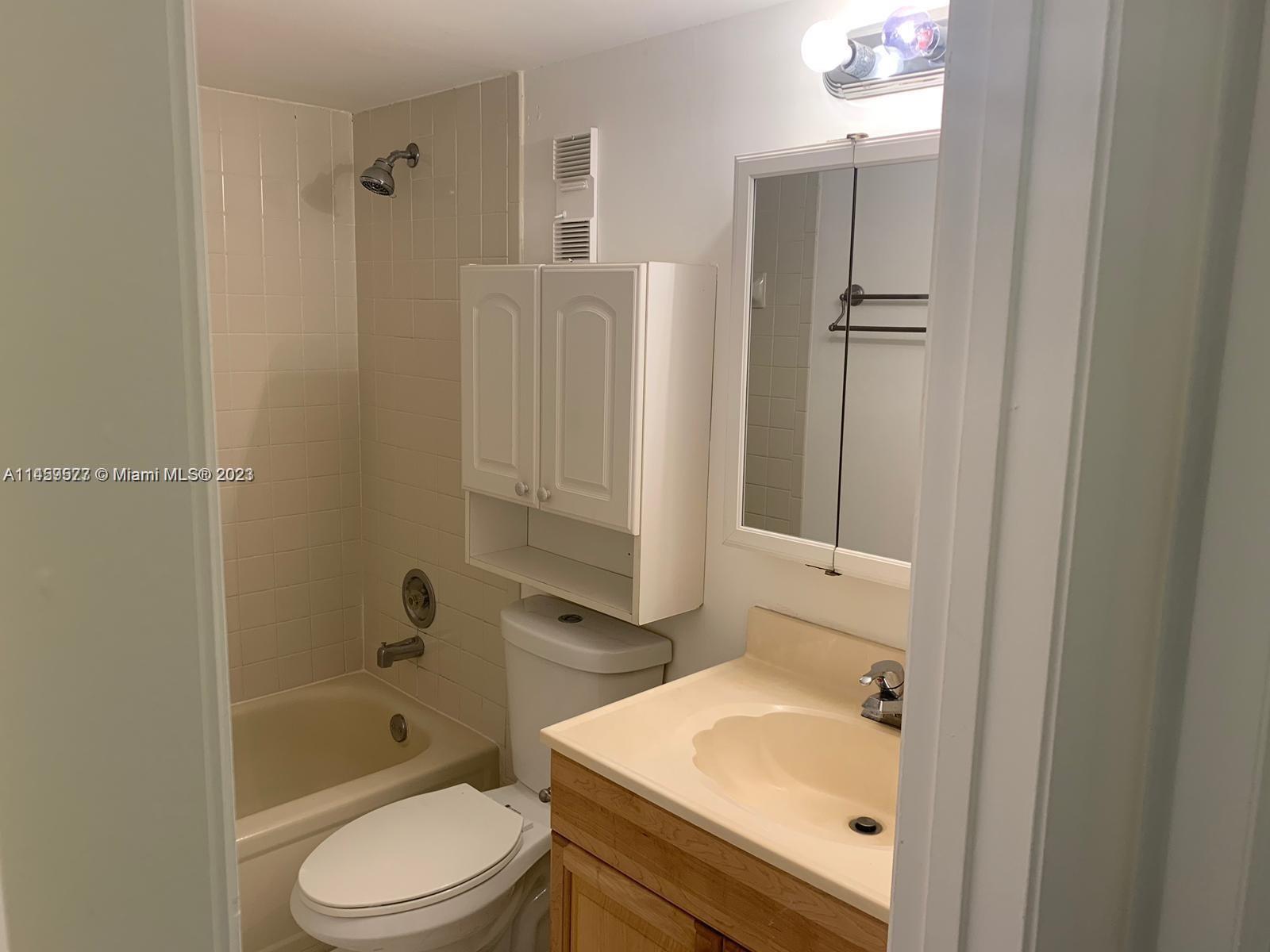 LAKESHORE AT UNIVERSITY P - Residential Lease