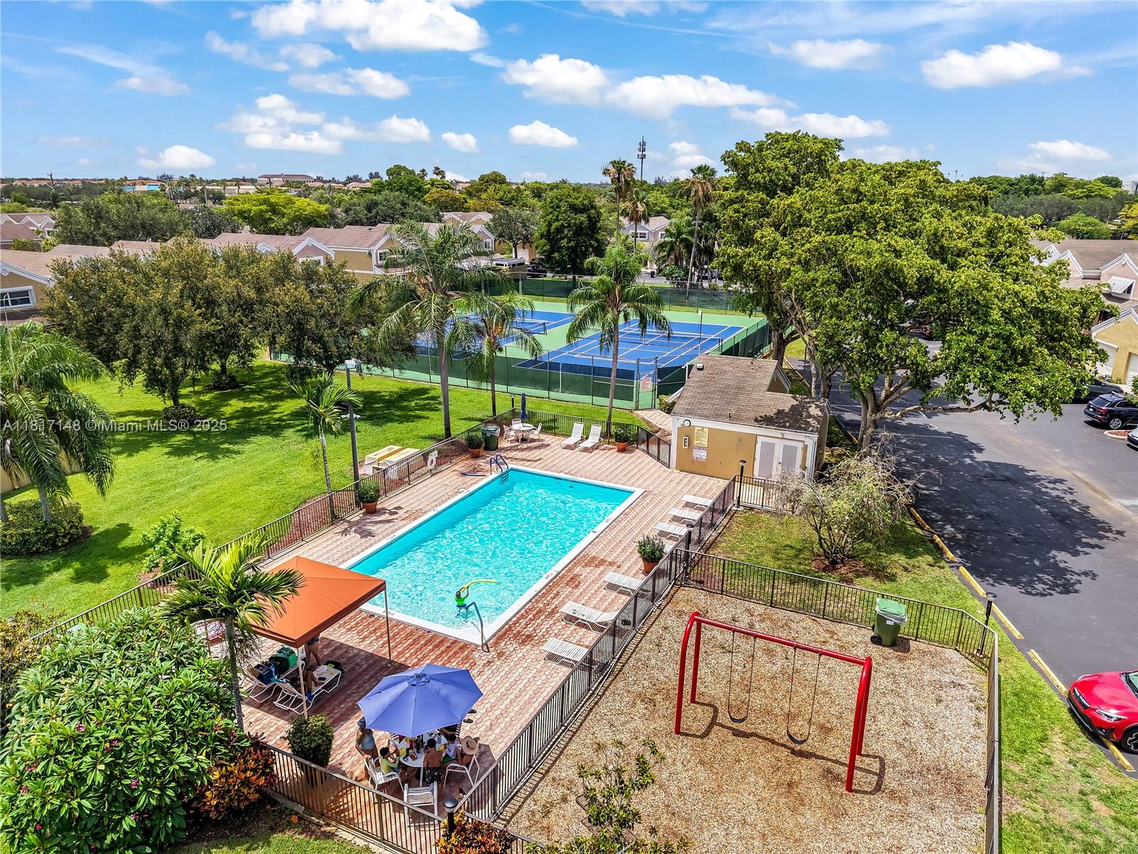 PEMBROKE LAKES SECTION SE - Residential