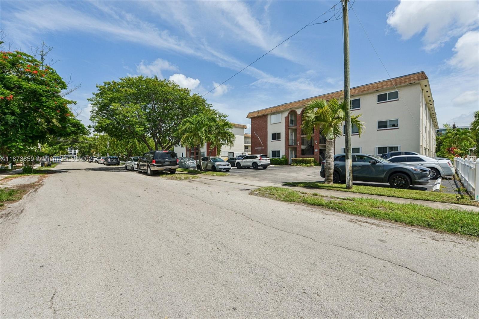 PARADISE GARDENS III COND - Residential