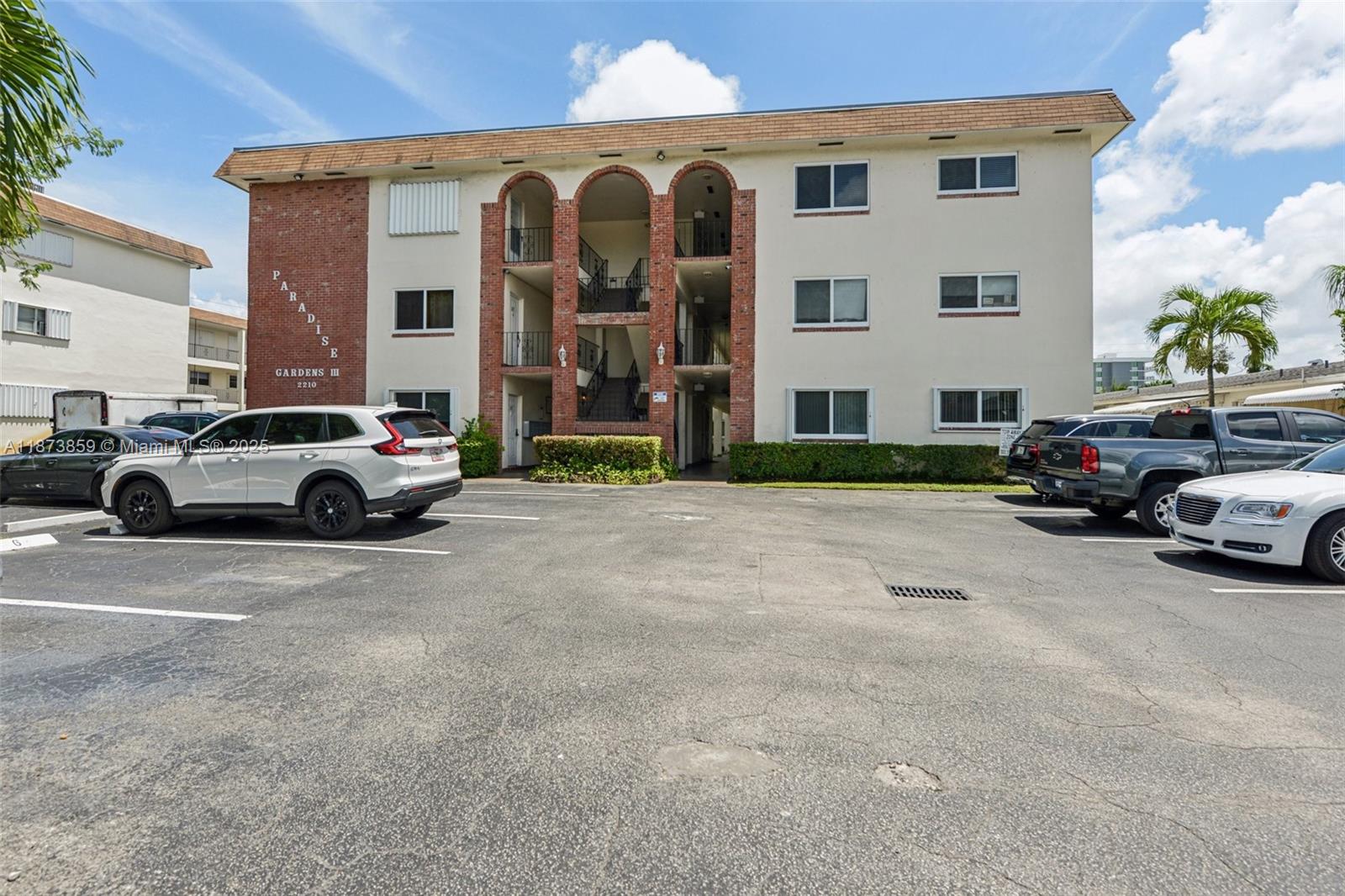 PARADISE GARDENS III COND - Residential