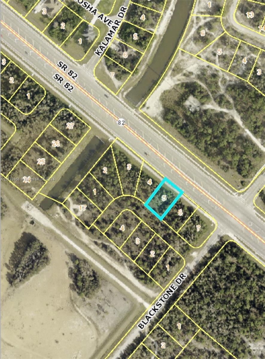 Residential lot of 0.29 acres for sale in Fort Myers, Florida! Build the home of your dreams in a quiet and rapidly growing area. Contact us for more details and a visit!