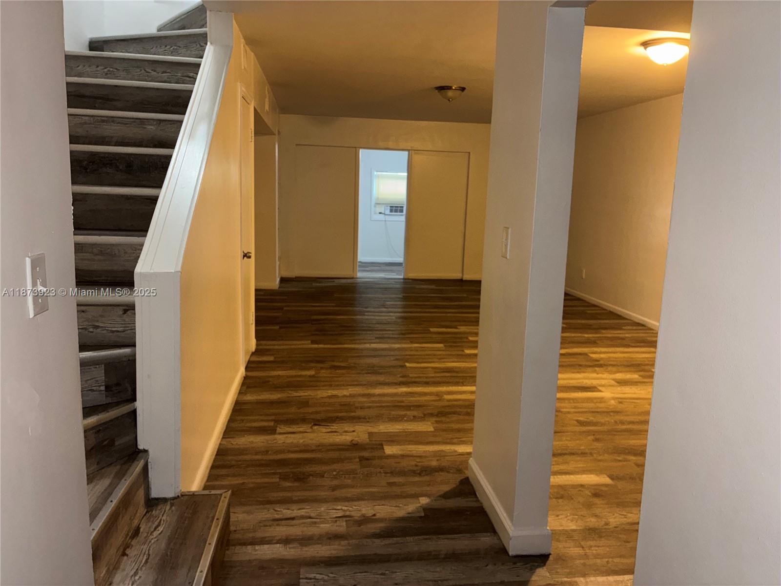 2/1 Townhouse with lake view in Hialeah. Close to shopping malls and restaurants. Section 8 welcome. Zero deposit. Call or text Mailyn to schedule a showing 719-400-3938.
