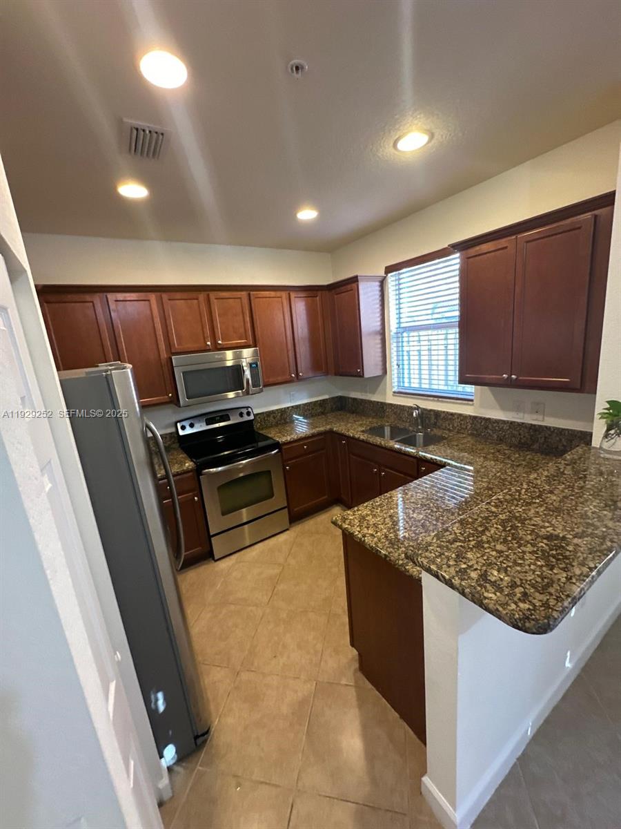 EMERALD CREEK TOWNHOMES - Residential Lease