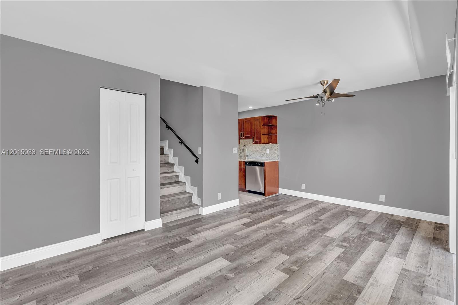 SUN AND LAKE CONDO - Residential