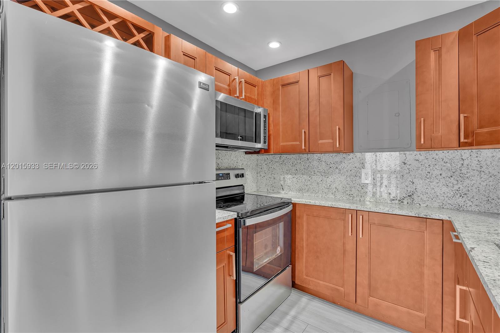 SUN AND LAKE CONDO - Residential