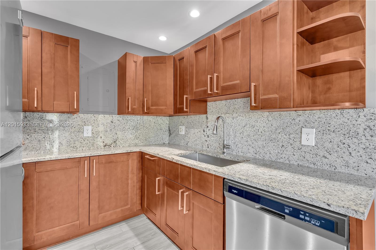 SUN AND LAKE CONDO - Residential