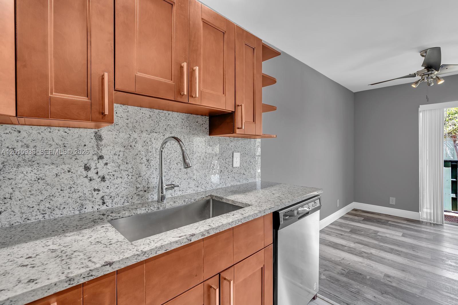 SUN AND LAKE CONDO - Residential