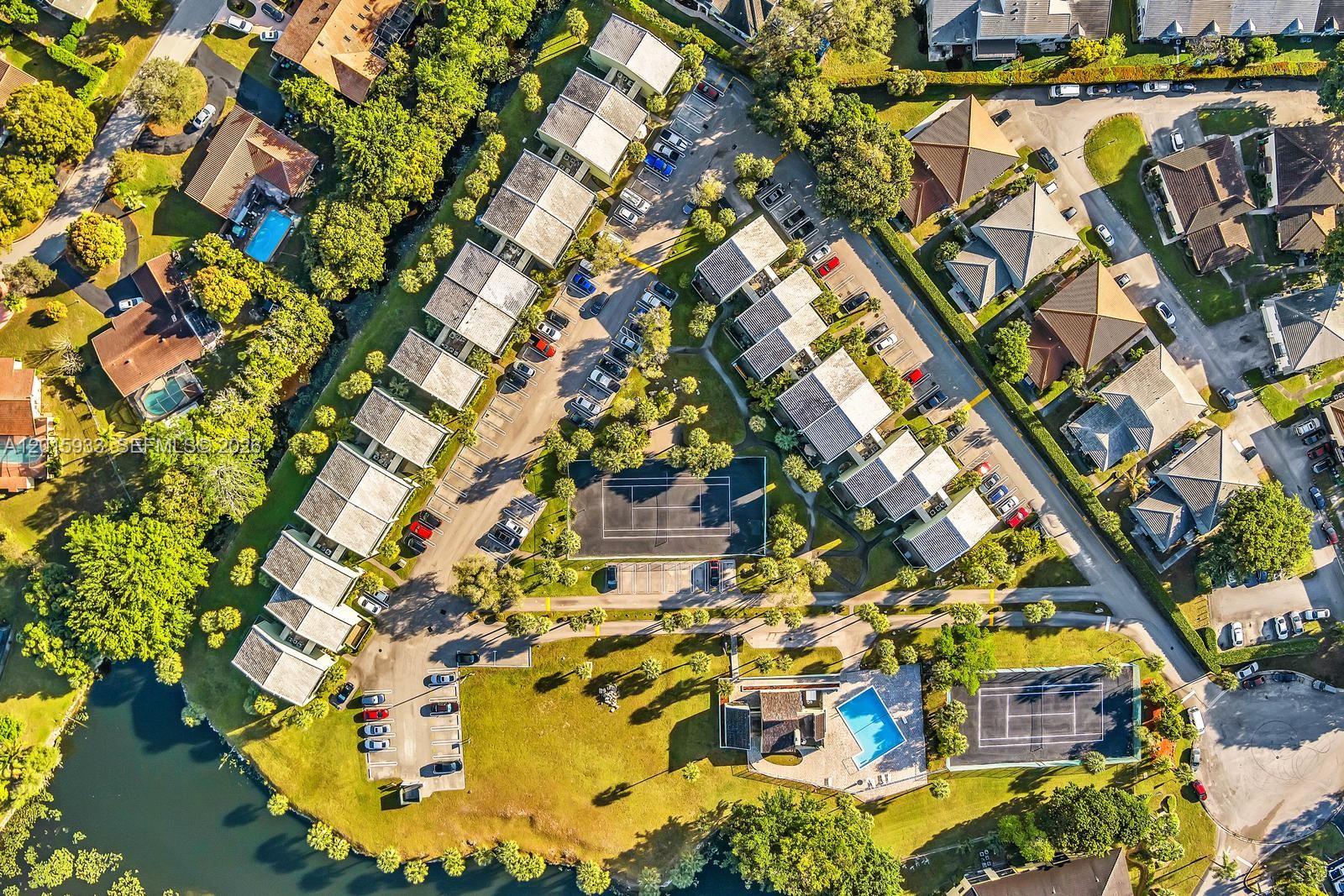 SUN AND LAKE CONDO - Residential