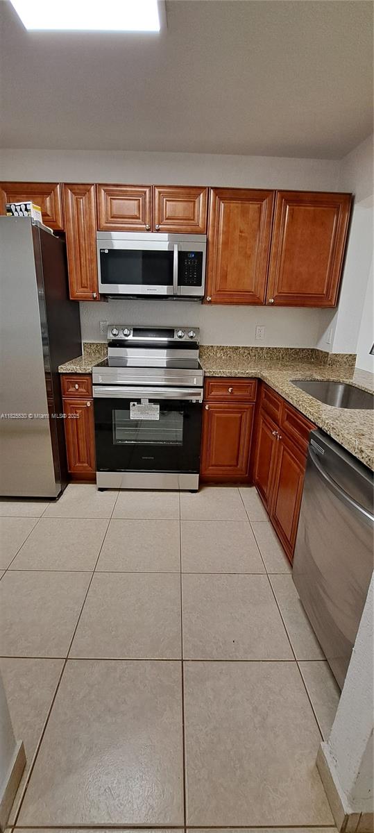 842 NE 209th St 104