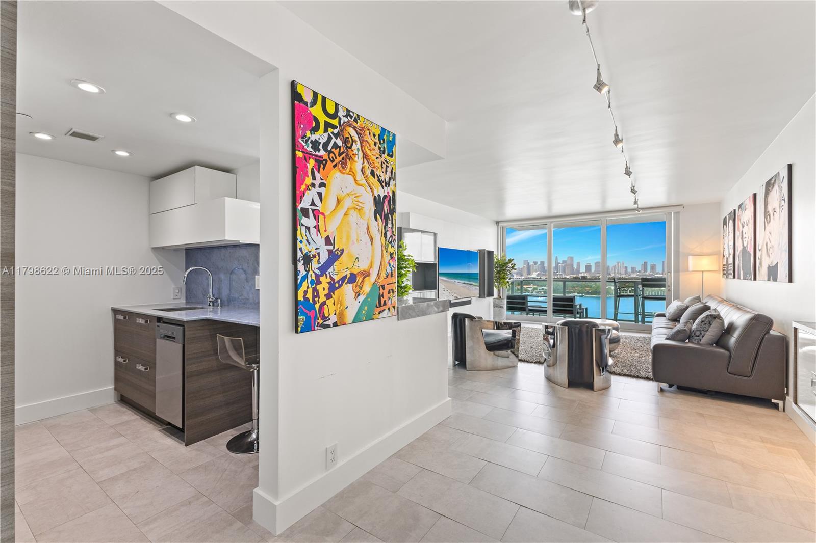 Rental Property at 1000 West Ave 1518, Miami Beach, Miami-Dade County, Florida - Bedrooms: 1 
Bathrooms: 1  - $4,700 MO.
