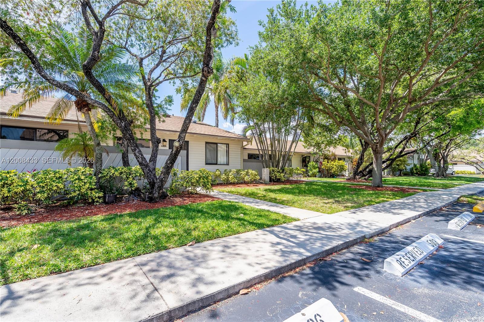 NOB HILL AT WELLEBY CONDO - Residential