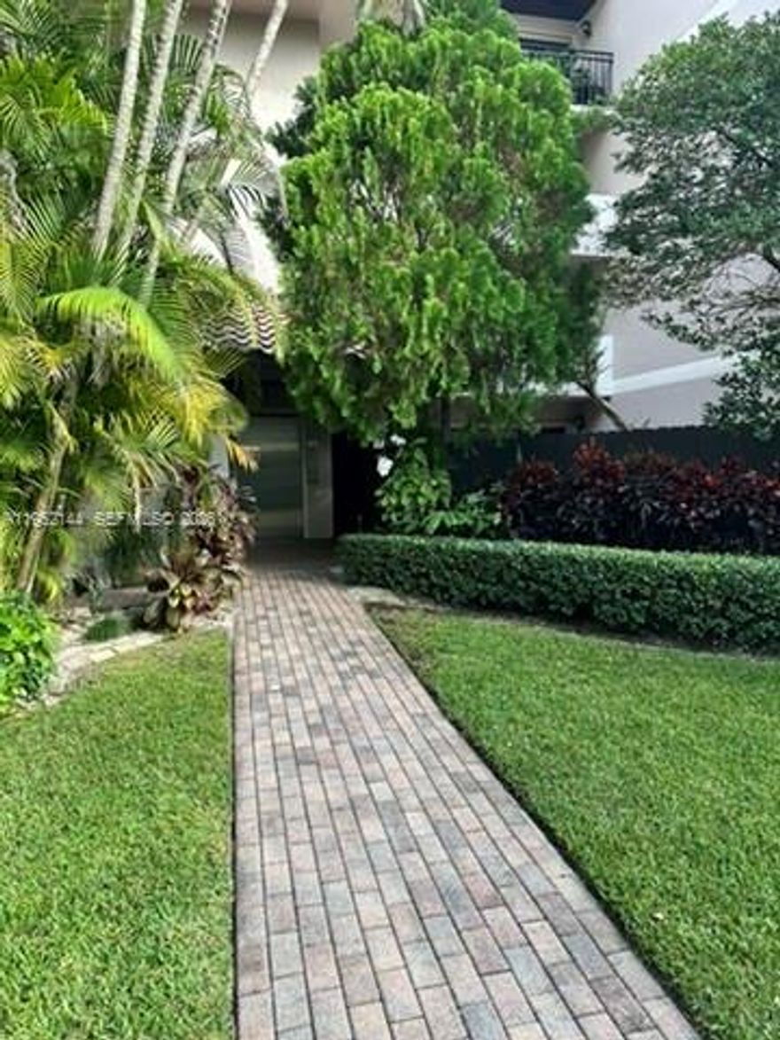 Beautiful gated private Townhome located near Baptist Hopsital. Pool, Gym, Tennis. Beautiful common areas.  This unit offers a nice spacious private patio and its close to Dadeland Mall. All offers are welcome.