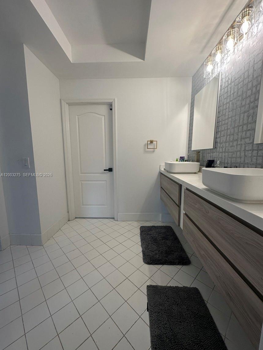 DORAL LANDINGS TOWNHOMES - Residential