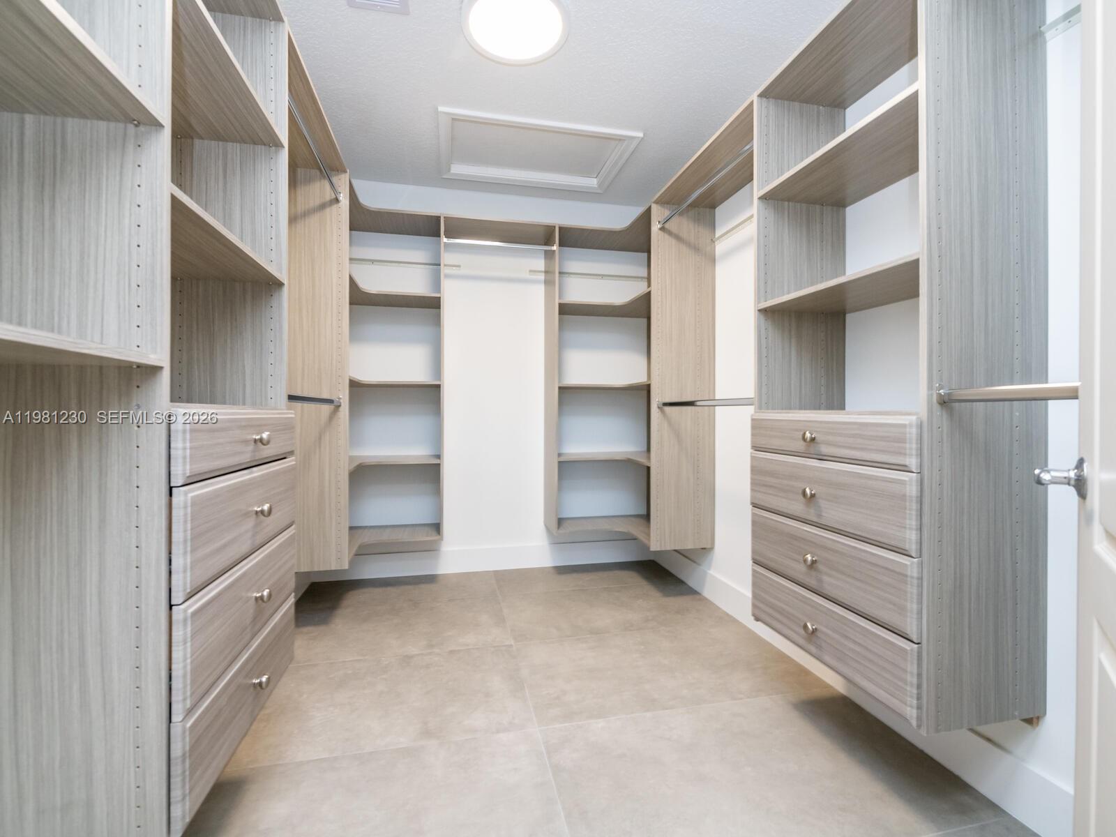 AVENTURA LAKES PHASE 1 - Residential Lease