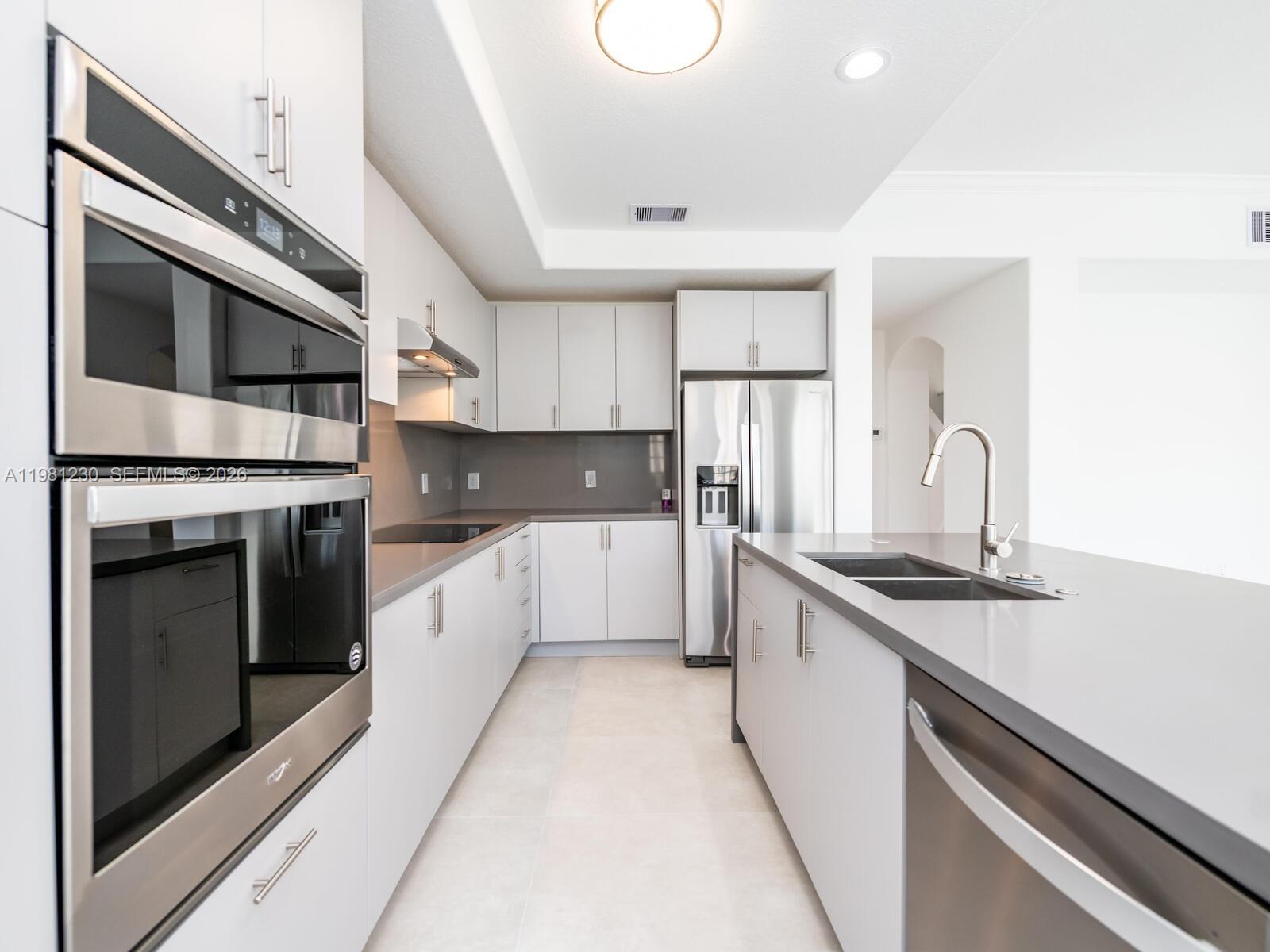 AVENTURA LAKES PHASE 1 - Residential Lease