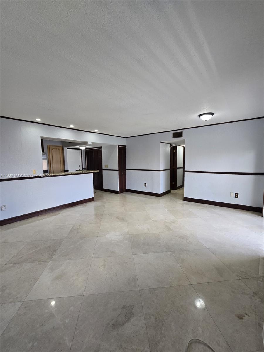 VISIONS AT FOUNTAINBLEAU - Residential Lease