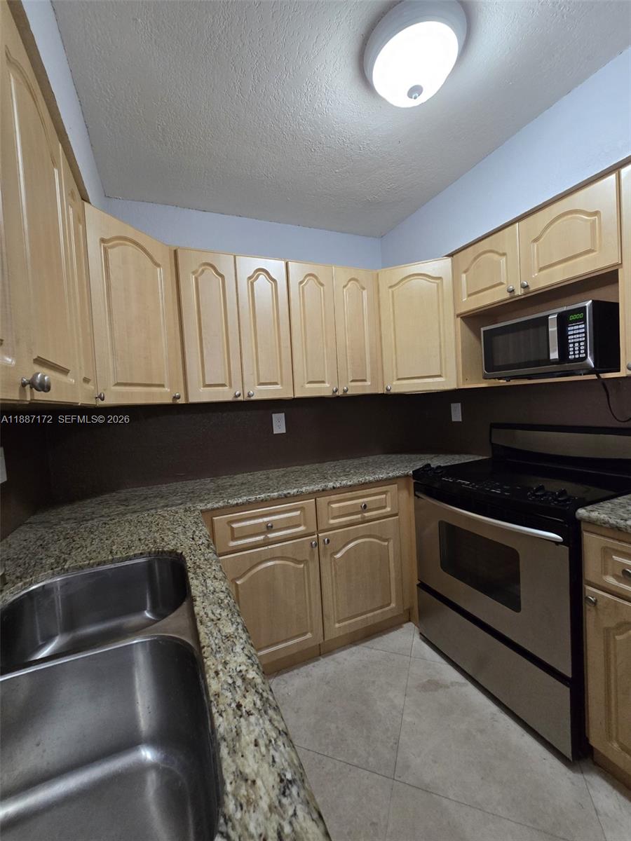 VISIONS AT FOUNTAINBLEAU - Residential Lease