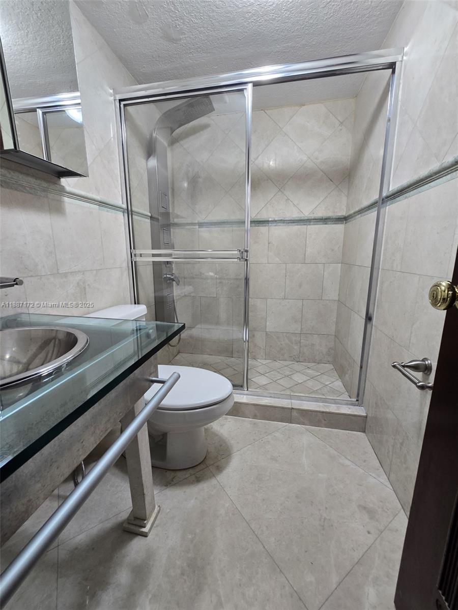 VISIONS AT FOUNTAINBLEAU - Residential Lease