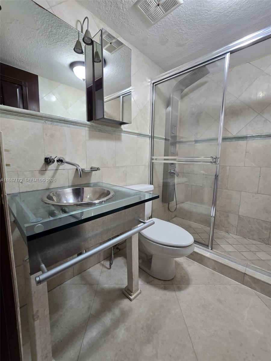 VISIONS AT FOUNTAINBLEAU - Residential Lease