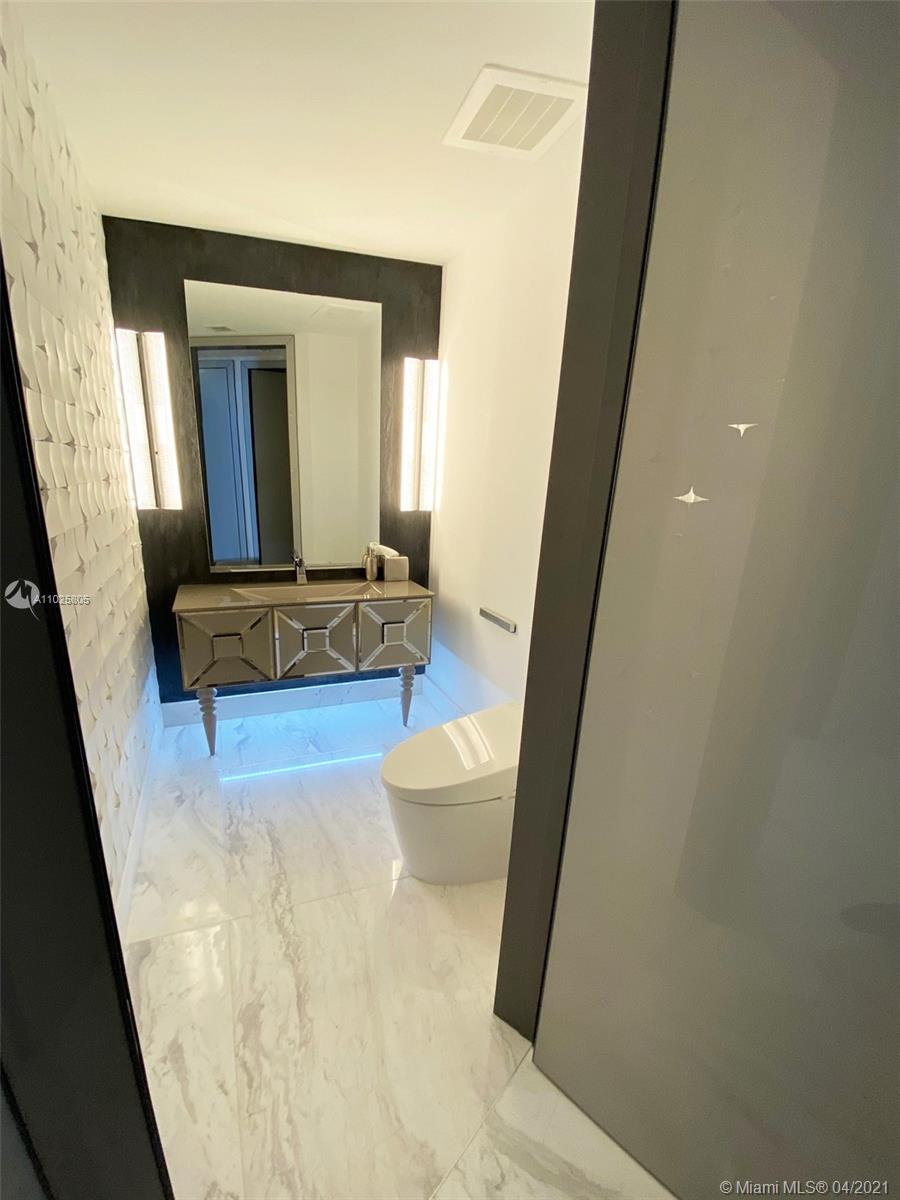 18555 COLLINS AVENUE COND - Residential
