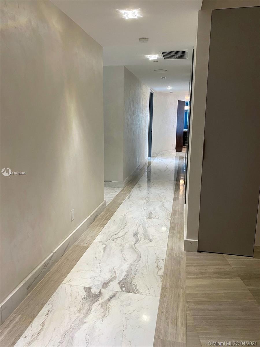 18555 COLLINS AVENUE COND - Residential