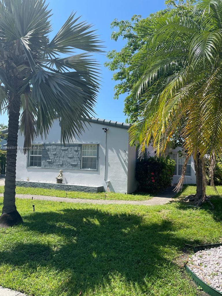 Experience your dream lifestyle in this exceptional 3-bedroom 2-bathroom unfurnished home (available furnished upon request). Step into the inviting living area, tastefully furnished and bathed in natural light. Significantly updated and renovated, with a modern kitchen and generously sized bedrooms for comfort and relaxation. Outside, you'll find a beautifully landscaped yard with BBQ, ideal for outdoor relaxation or for entertaining guests. Conveniently located just minutes from the beach, close to multiple dining and shopping options, this home is perfect for you. Don’t miss out on this opportunity.