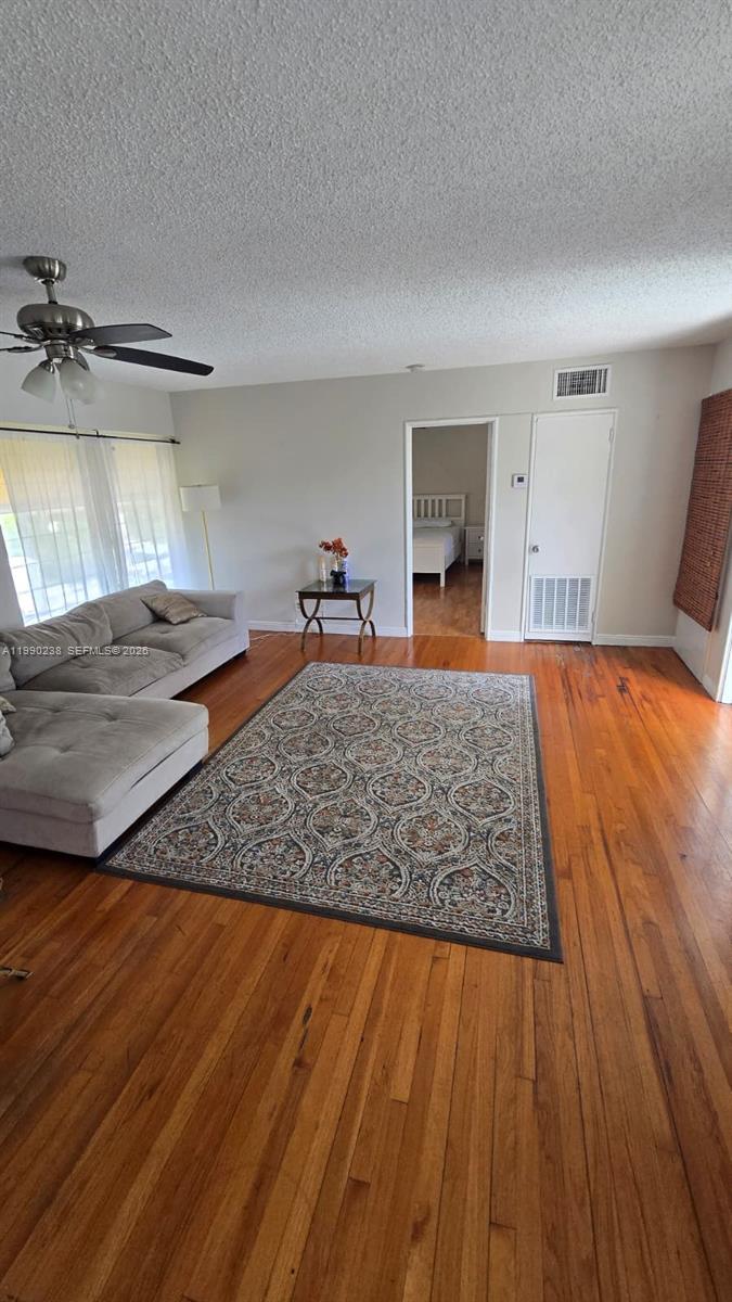 ISLE OF VENICE APTS INC C - Residential Lease