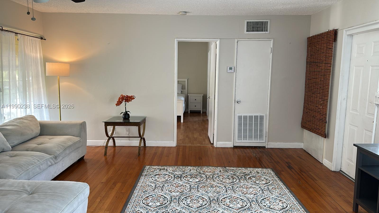 ISLE OF VENICE APTS INC C - Residential Lease