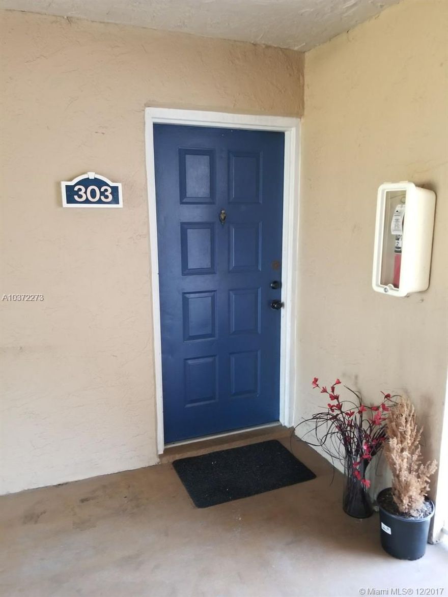 Beautiful, and spacious 2/2 apartment  on the third floor. floors in wood tile in excellent condition, white kitchen, in a gated community Amenities Community Pool, Amenities Exercise Room, good location have important access routes serca library, parks, lakes. Good schools and shopping centers.
Tenan Ocuppied call to make appointment 24 hours before
It is available from December 20