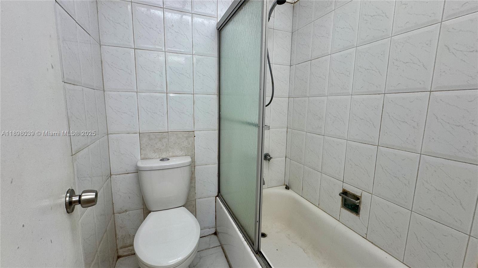 LAUDERDALE OAKS CONDO I - Residential Lease