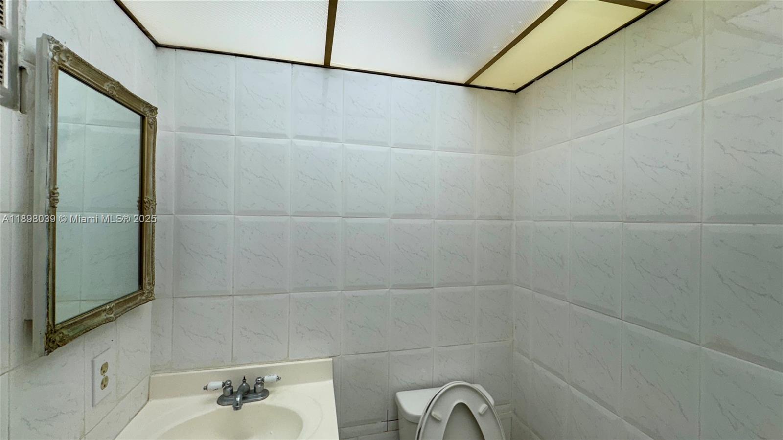 LAUDERDALE OAKS CONDO I - Residential Lease