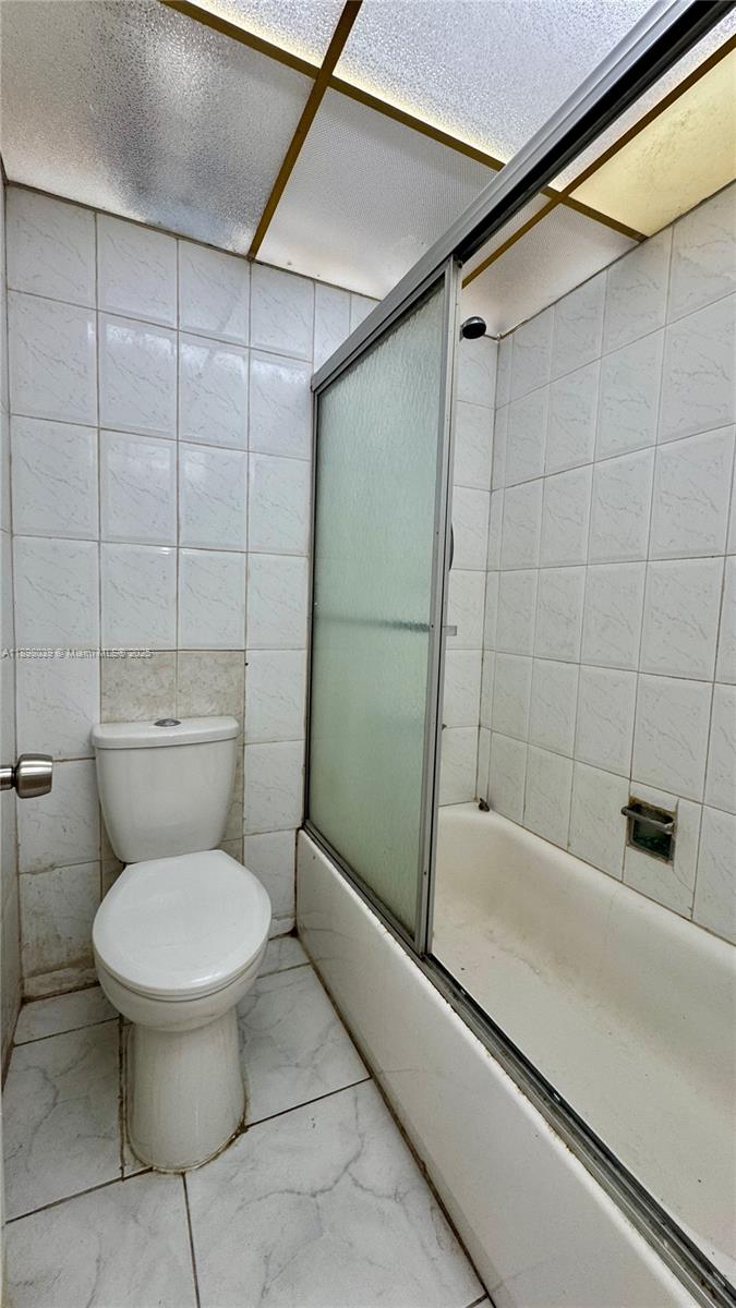 LAUDERDALE OAKS CONDO I - Residential Lease