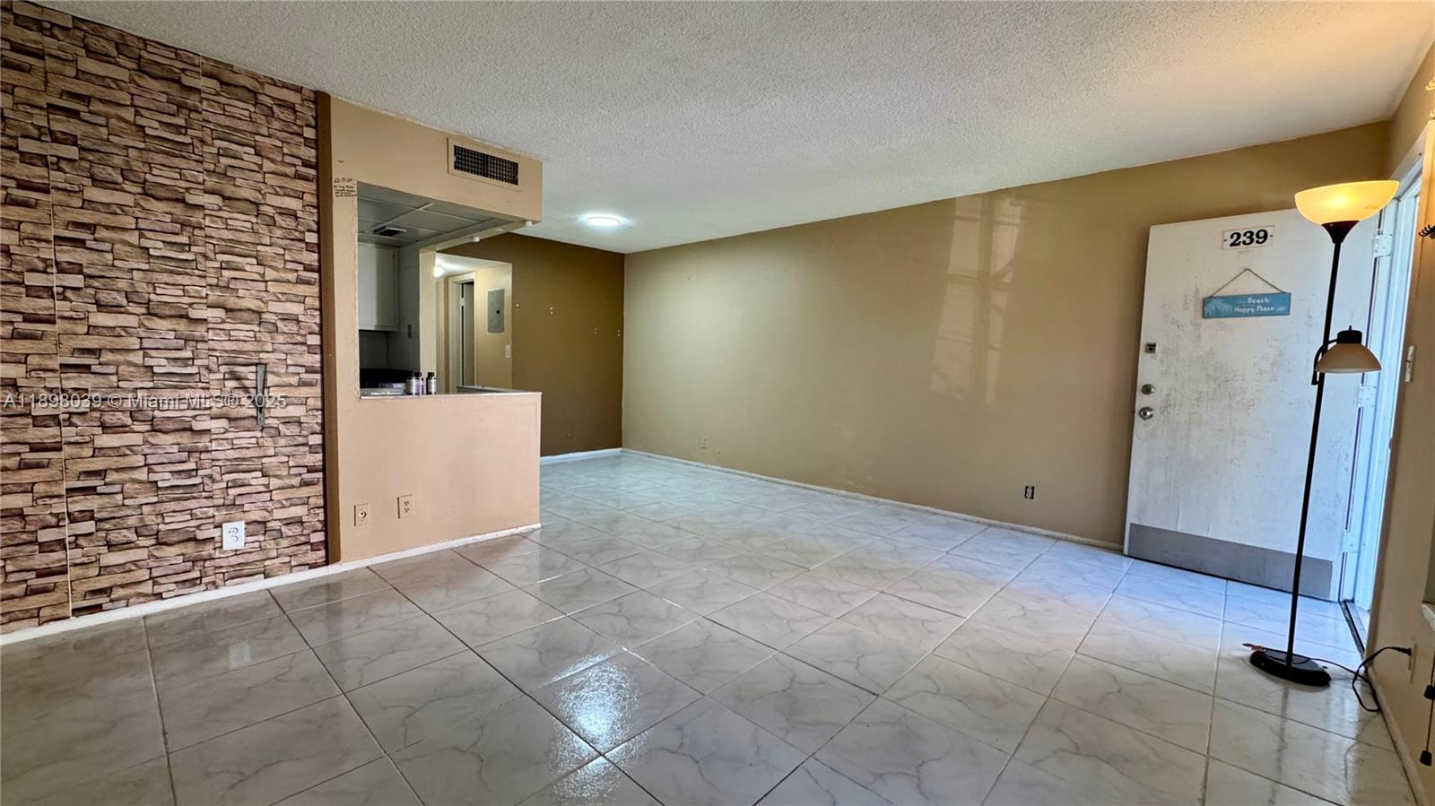 LAUDERDALE OAKS CONDO I - Residential Lease